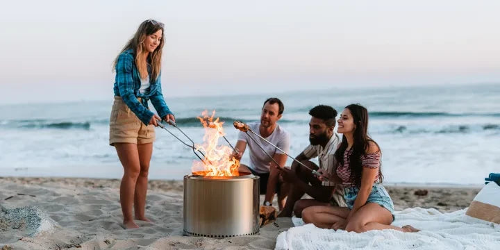 Bezdymové ohnisko Solo Stove Ragner na pláži
