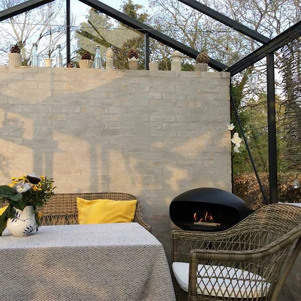 Cocoon Pedestal – matná čierna so stojanom z ocele