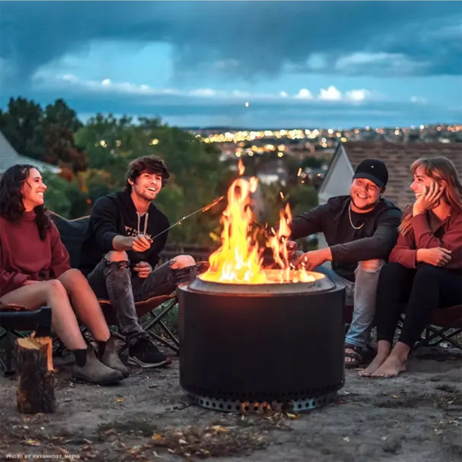 Čierne ohnisko Solo Stove Yukon v útulnom vonkajšom prostredí